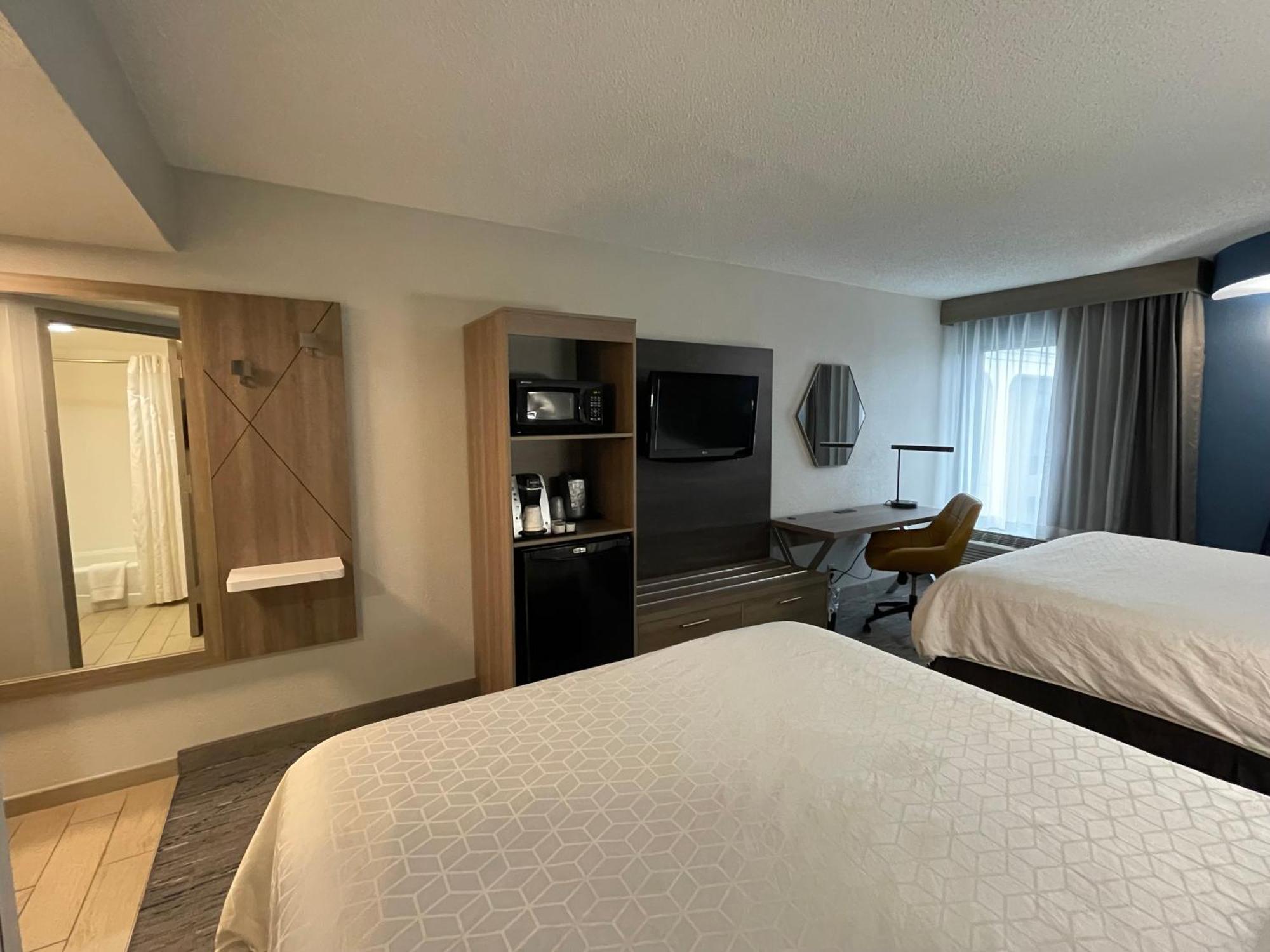 Holiday Inn Express Burlington By Ihg Bagian luar foto