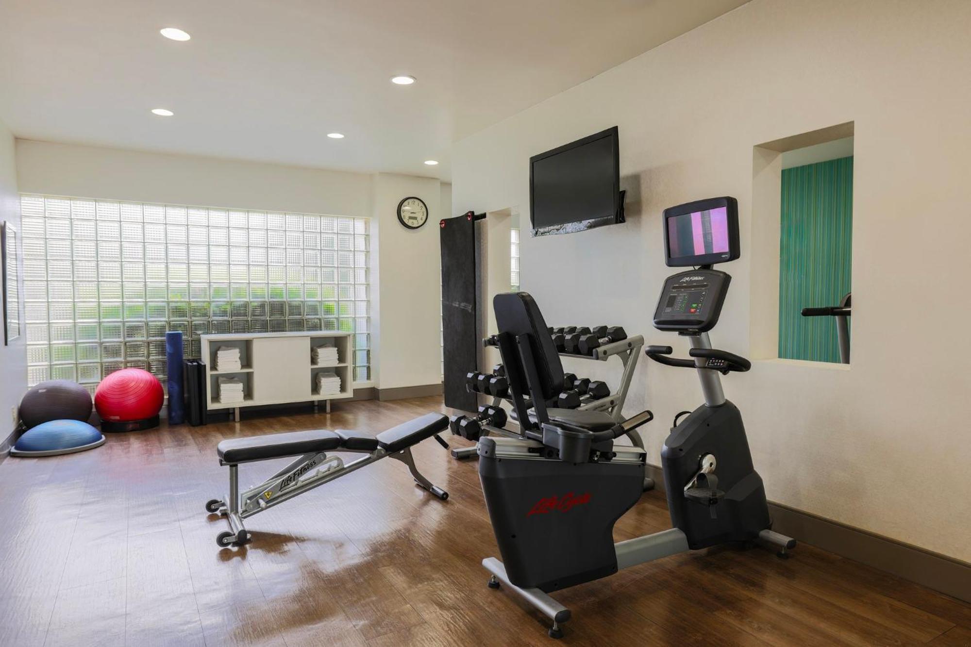 Holiday Inn Express Burlington By Ihg Bagian luar foto