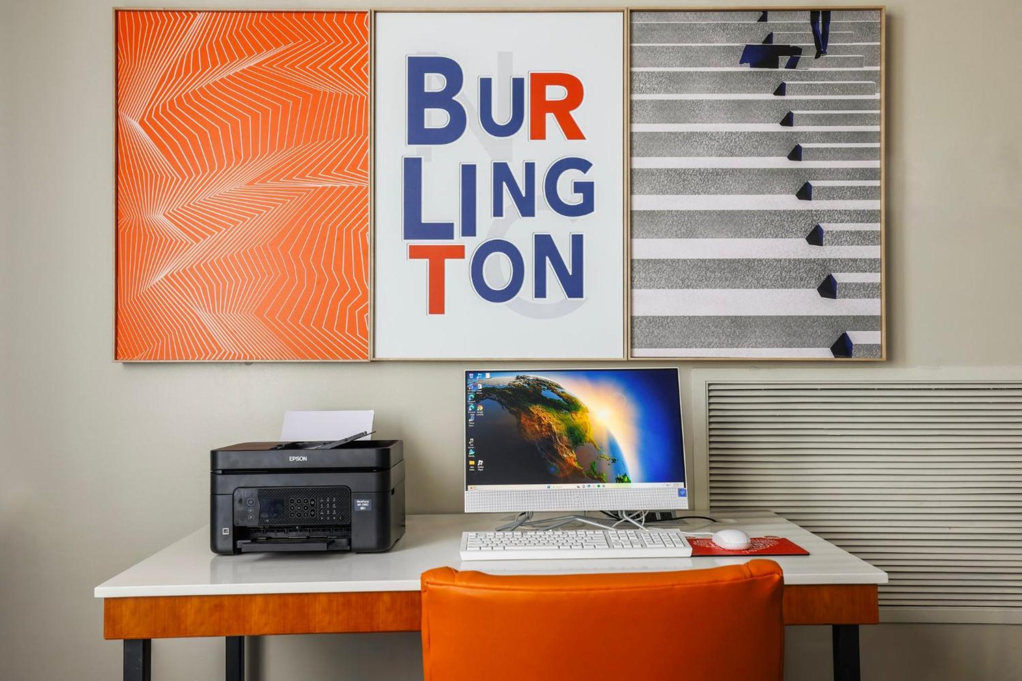 Holiday Inn Express Burlington By Ihg Bagian luar foto
