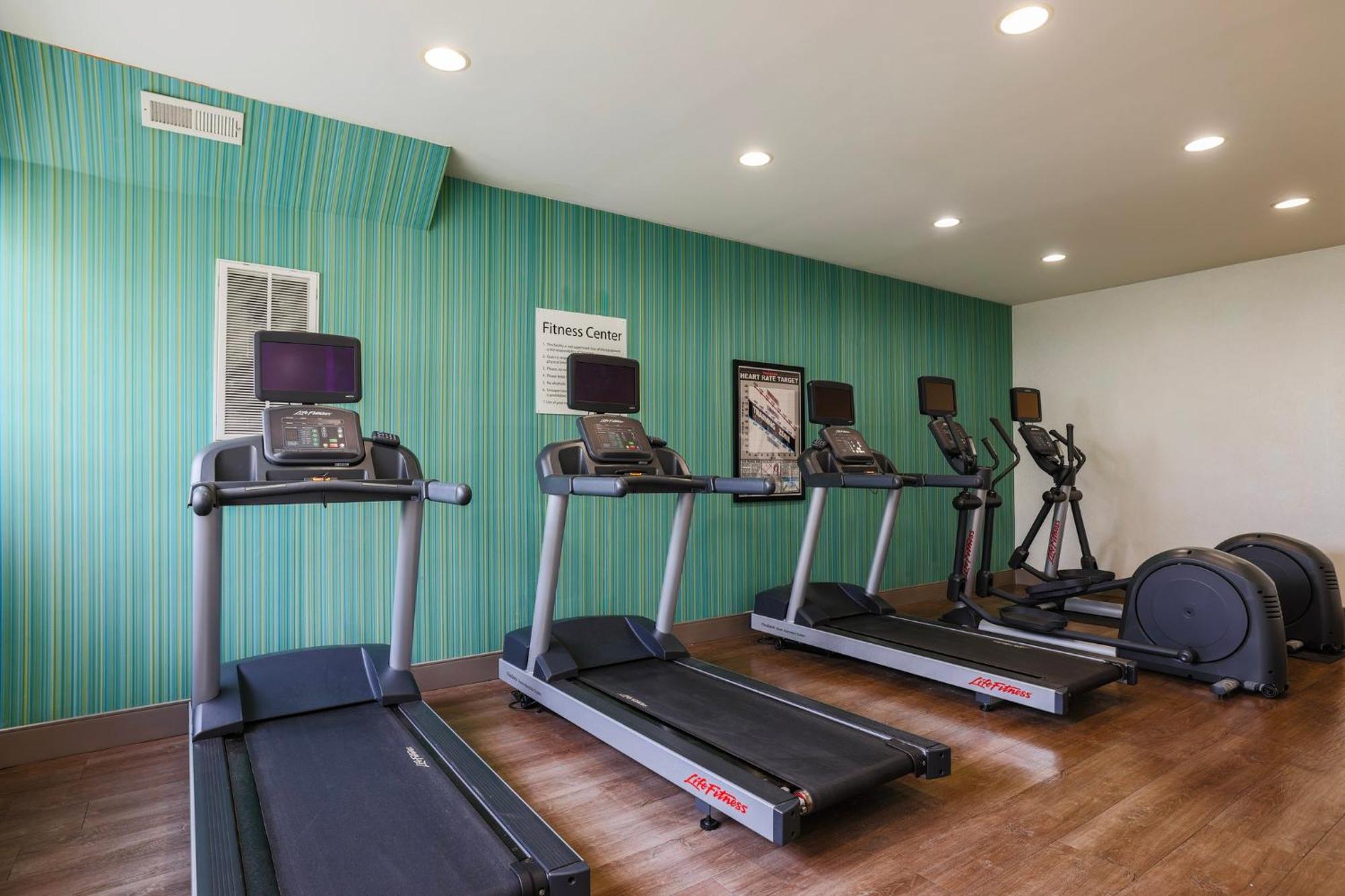 Holiday Inn Express Burlington By Ihg Bagian luar foto