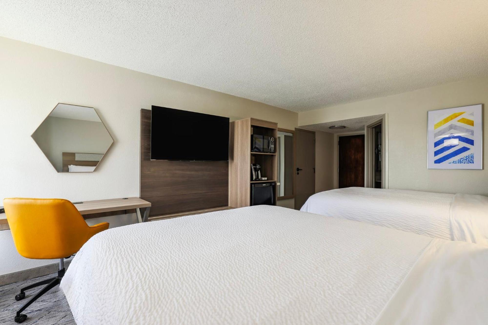 Holiday Inn Express Burlington By Ihg Bagian luar foto