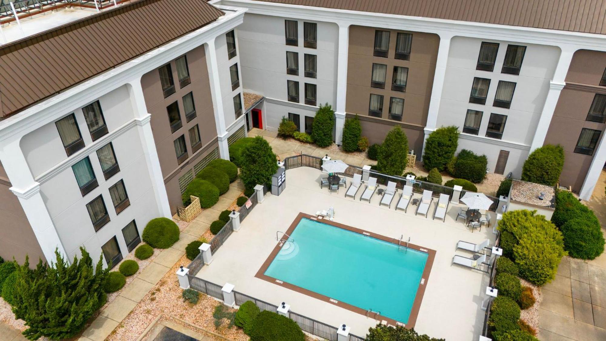 Holiday Inn Express Burlington By Ihg Bagian luar foto
