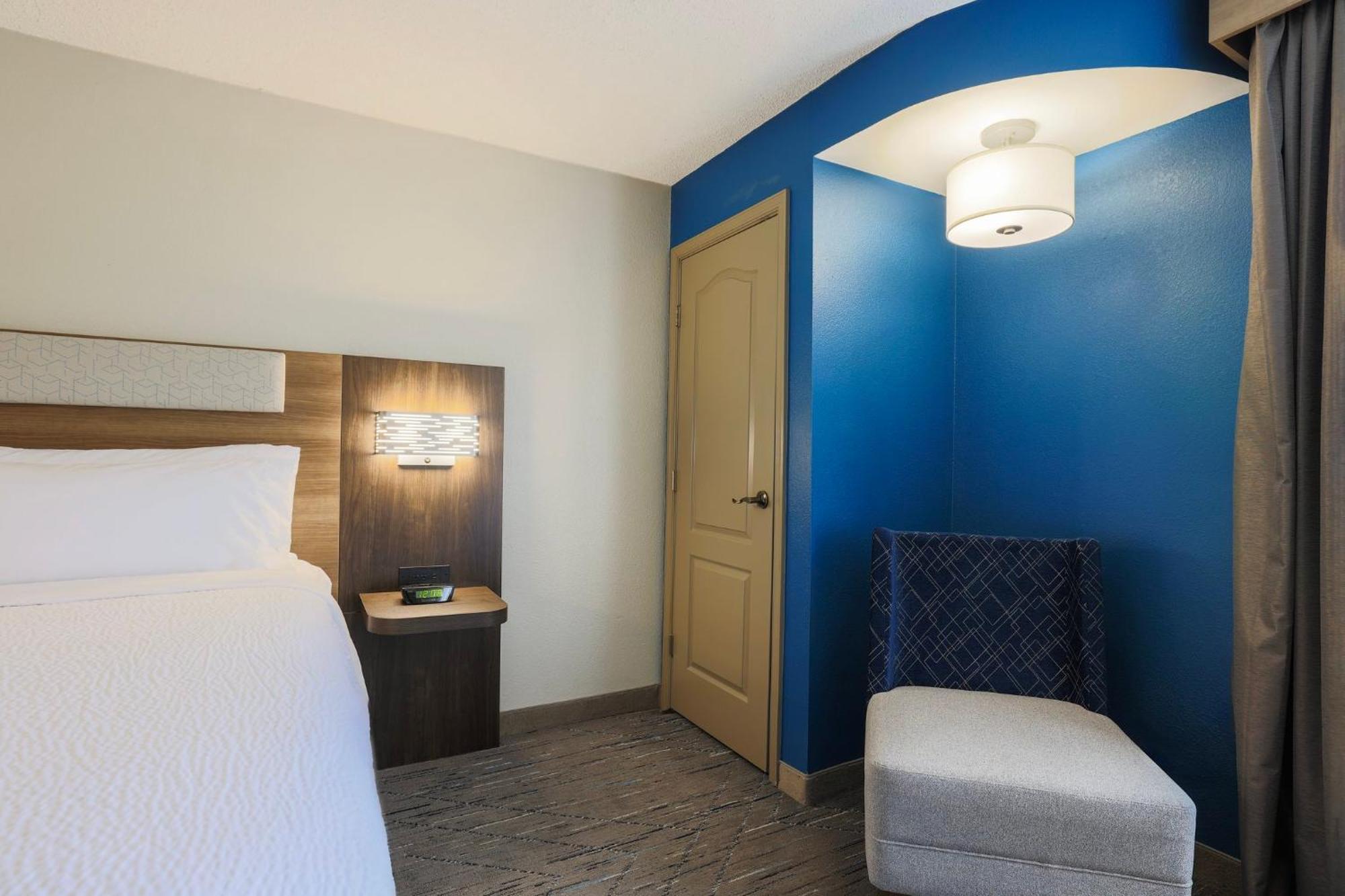 Holiday Inn Express Burlington By Ihg Bagian luar foto