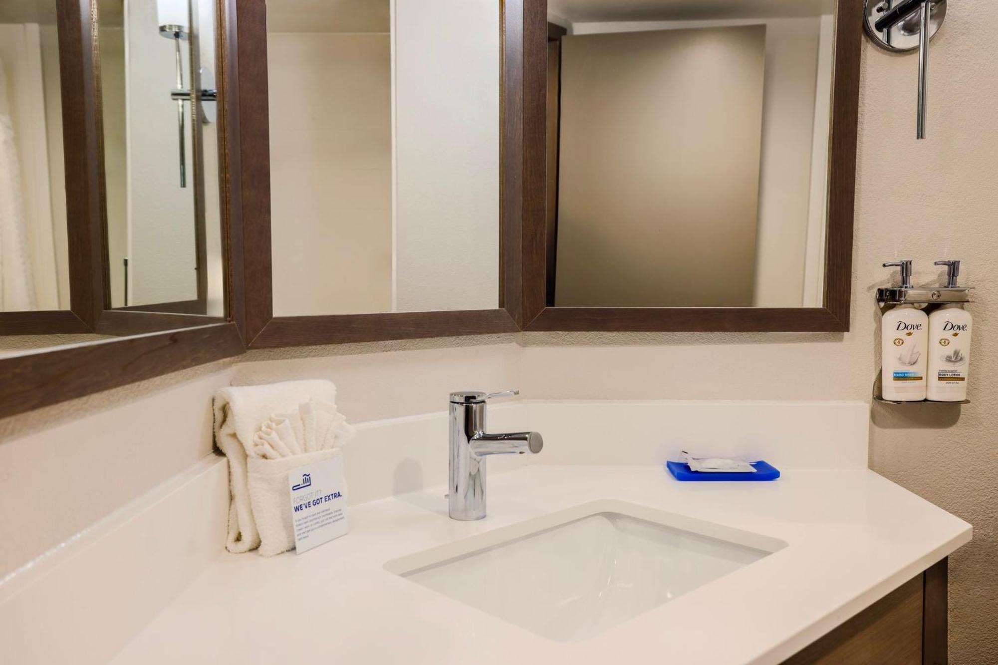 Holiday Inn Express Burlington By Ihg Bagian luar foto