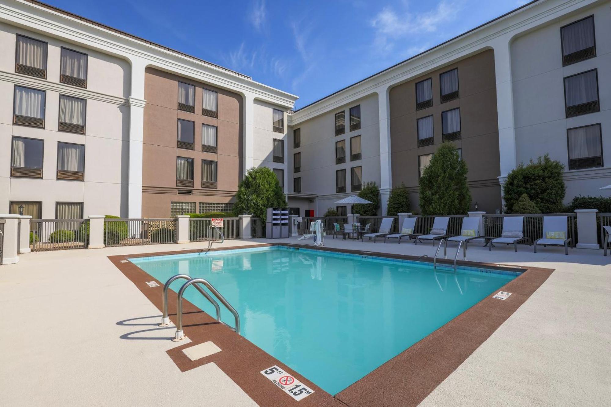 Holiday Inn Express Burlington By Ihg Bagian luar foto