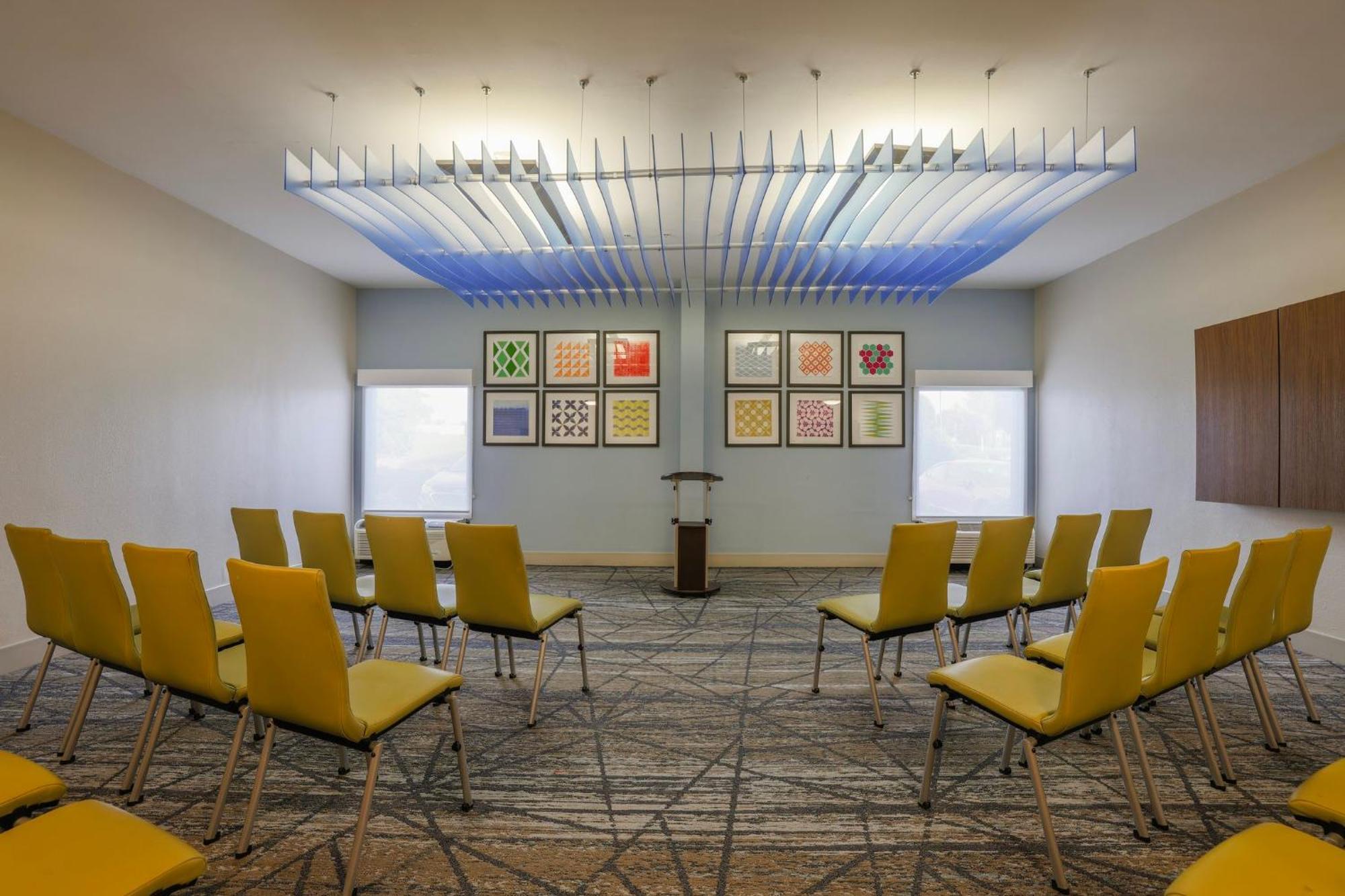 Holiday Inn Express Burlington By Ihg Bagian luar foto