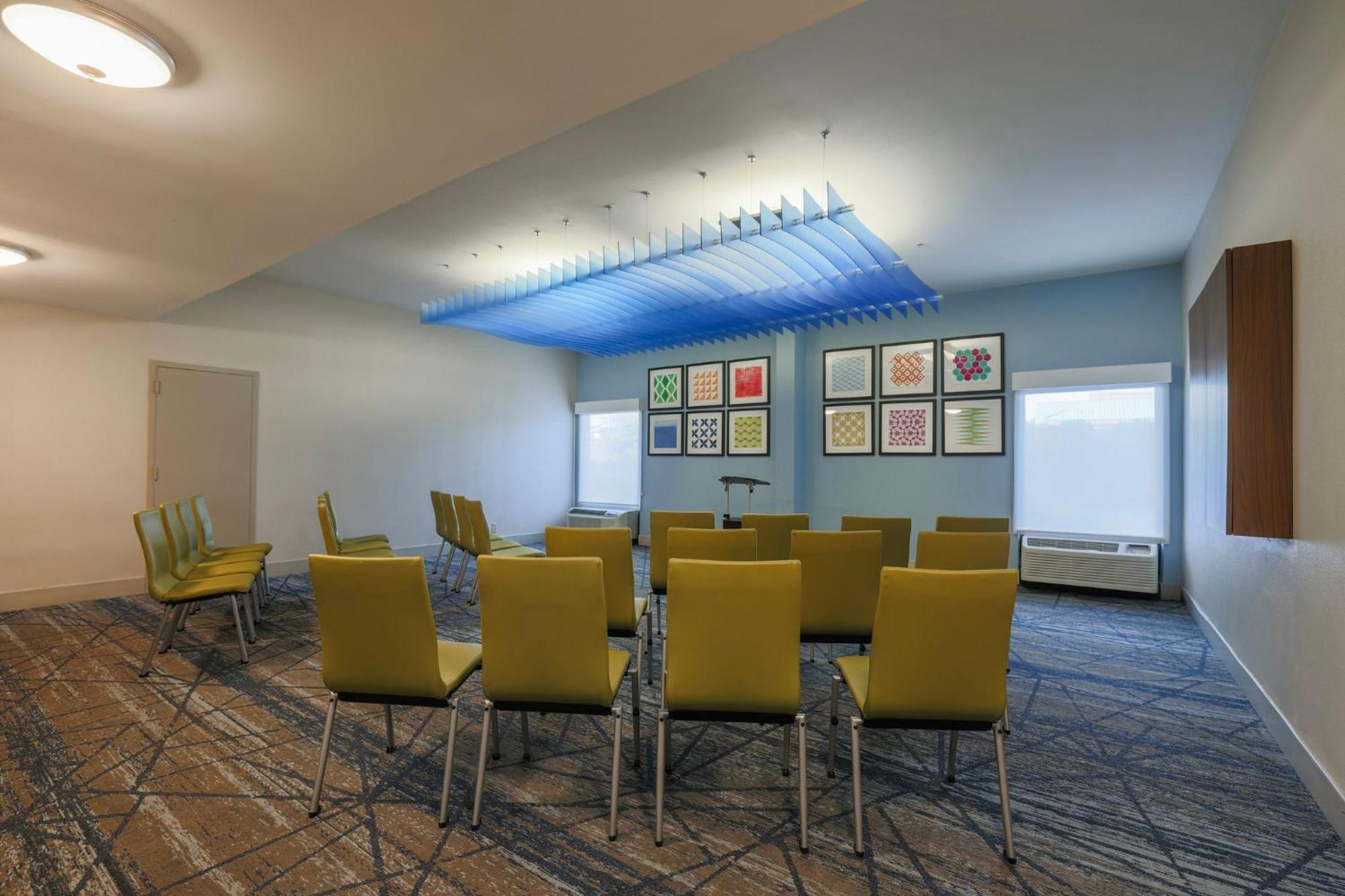 Holiday Inn Express Burlington By Ihg Bagian luar foto