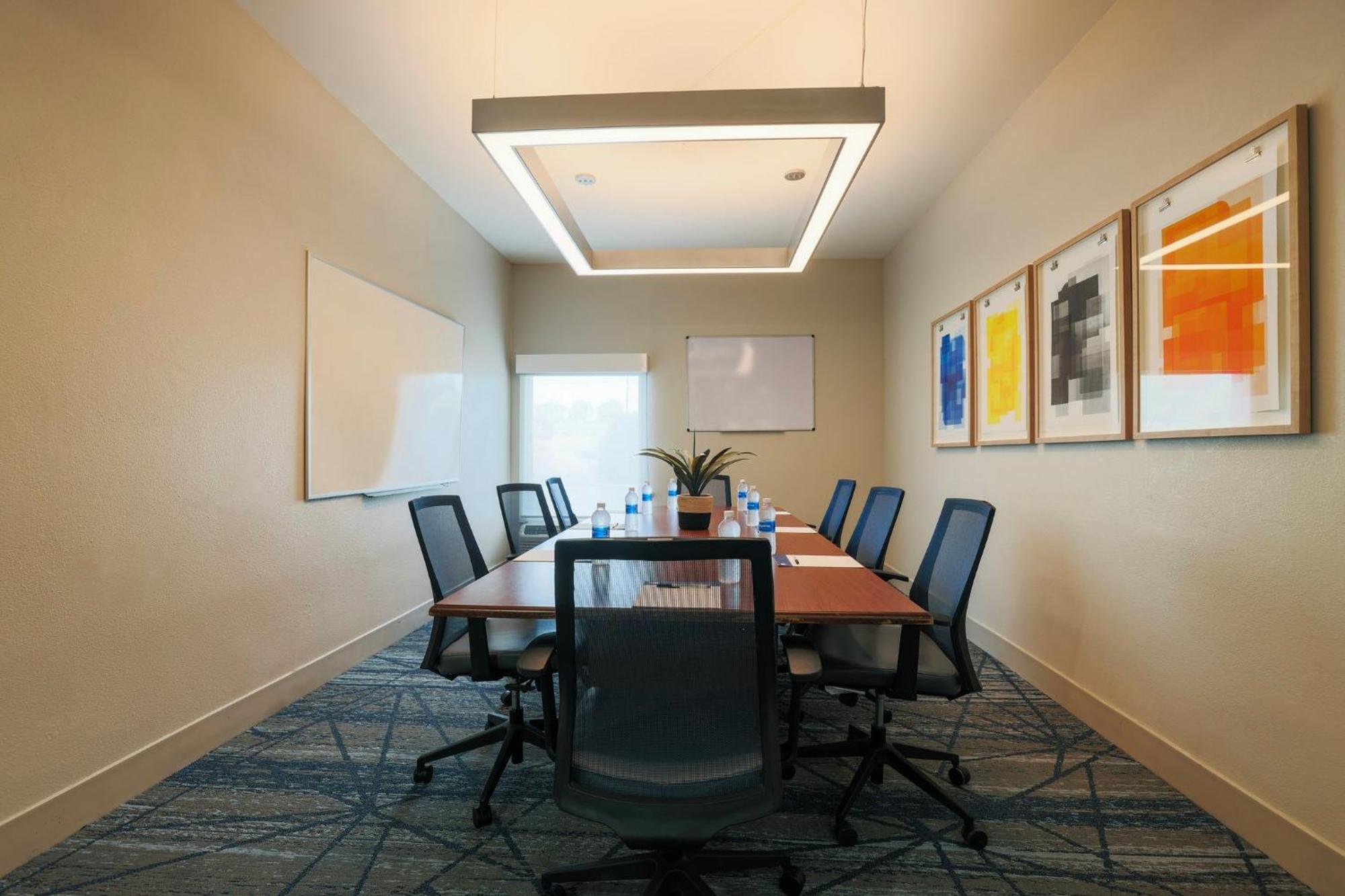 Holiday Inn Express Burlington By Ihg Bagian luar foto