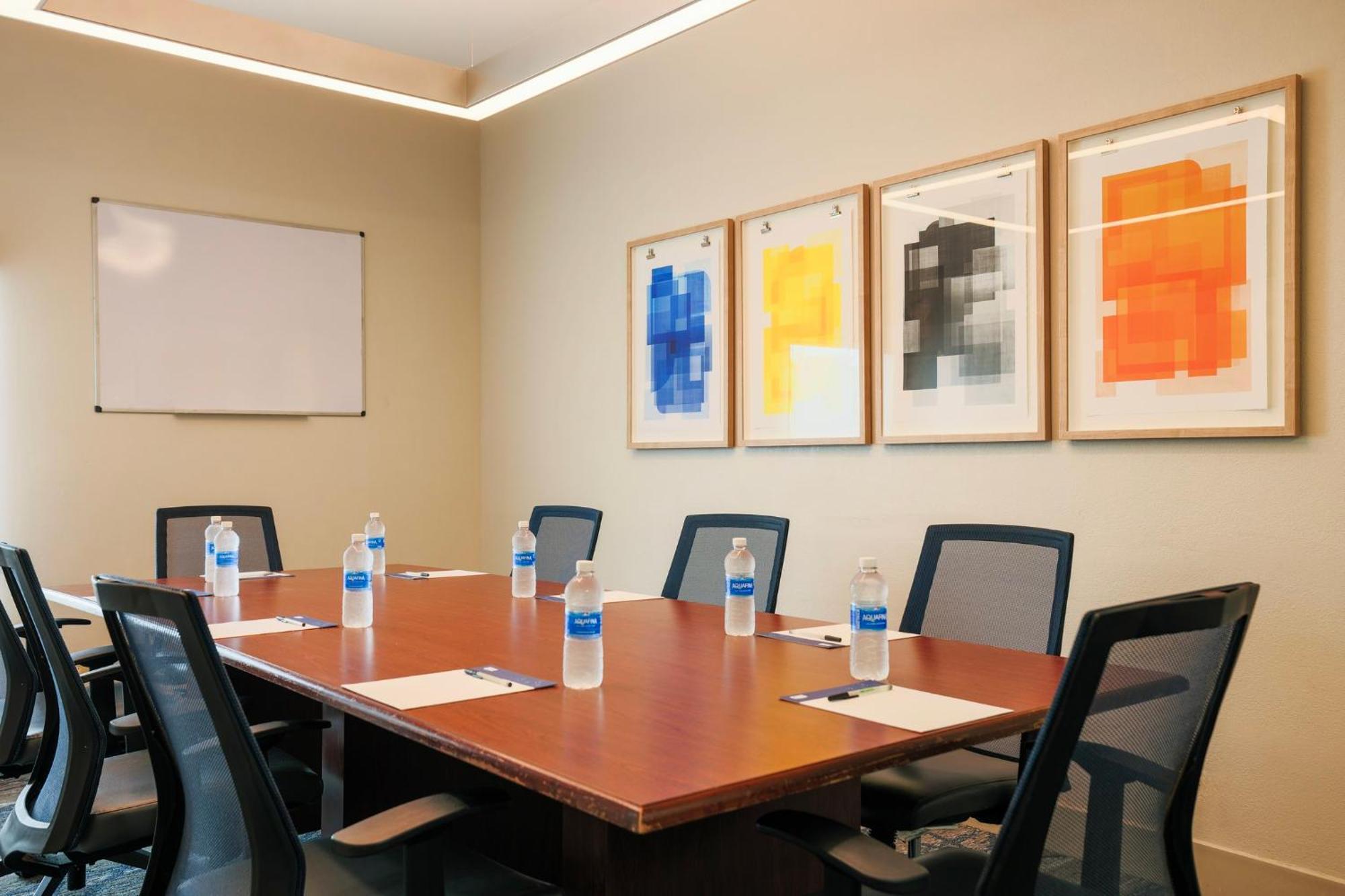 Holiday Inn Express Burlington By Ihg Bagian luar foto
