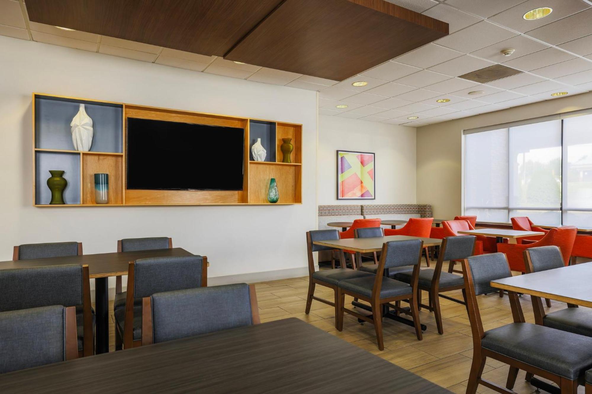 Holiday Inn Express Burlington By Ihg Bagian luar foto