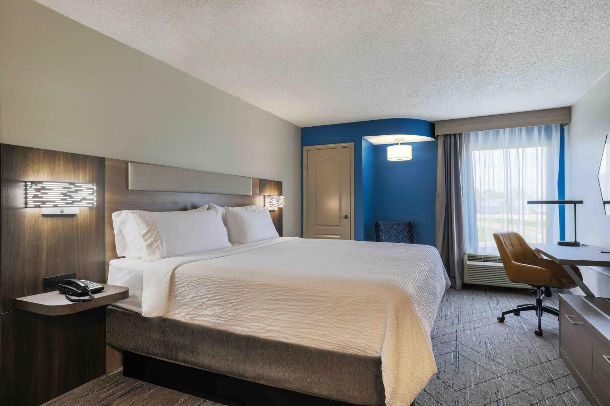Holiday Inn Express Burlington By Ihg Bagian luar foto