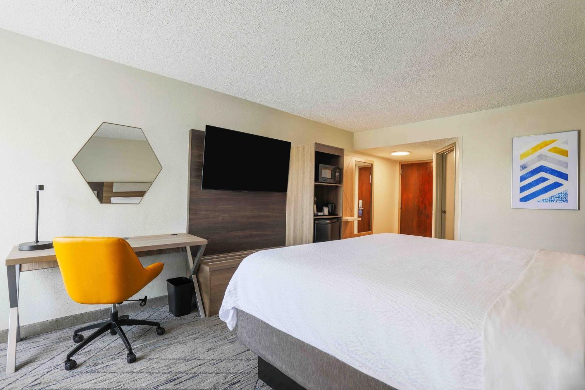 Holiday Inn Express Burlington By Ihg Bagian luar foto