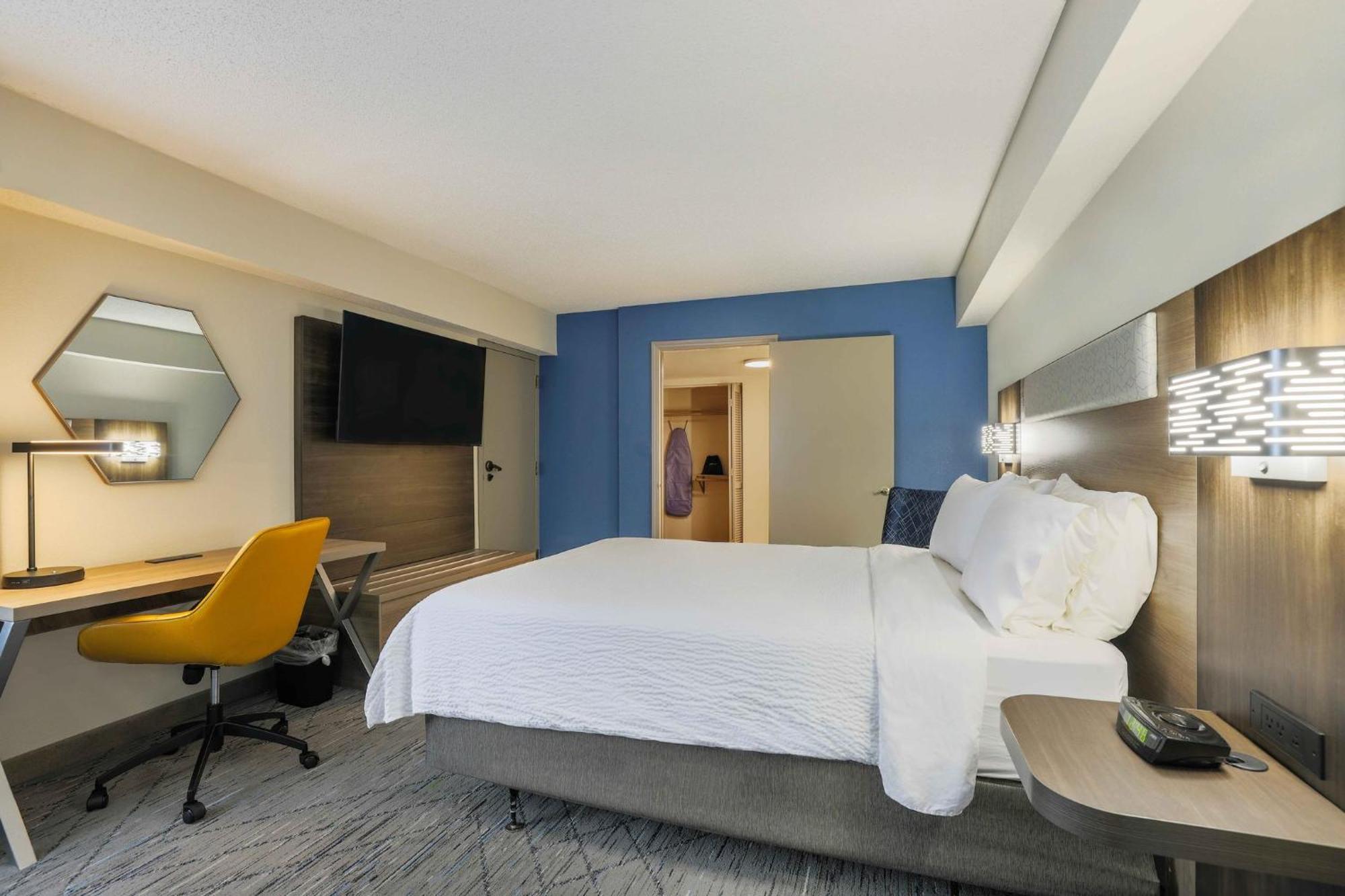 Holiday Inn Express Burlington By Ihg Bagian luar foto