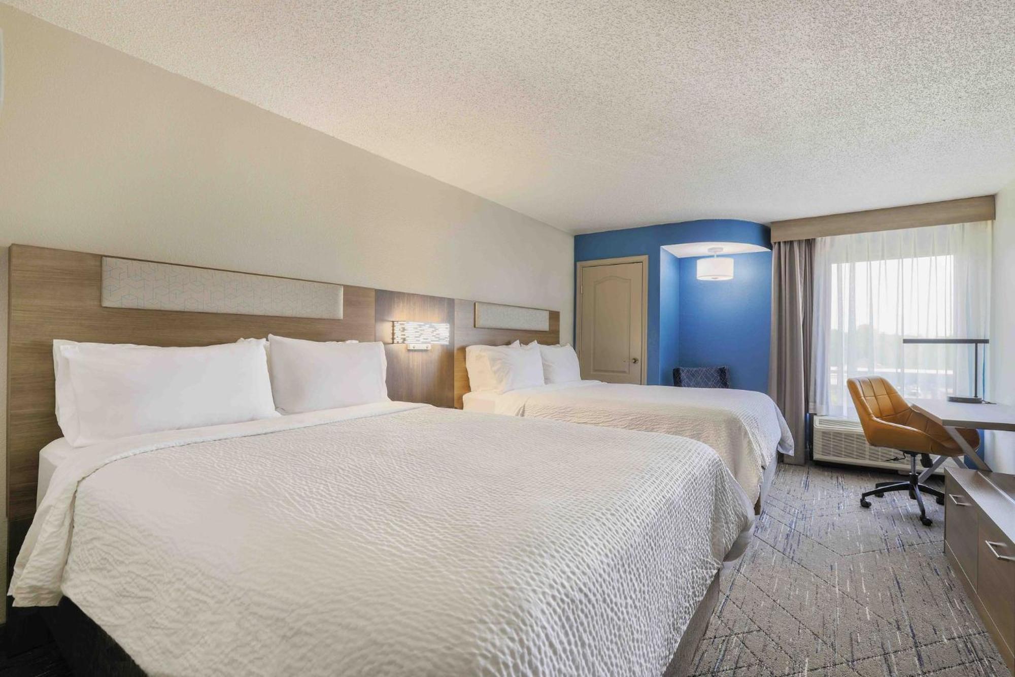 Holiday Inn Express Burlington By Ihg Bagian luar foto