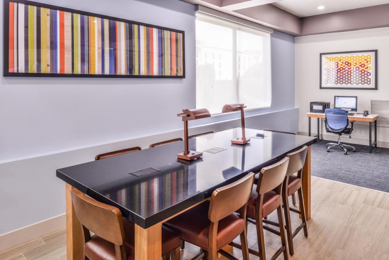 Holiday Inn Express Burlington By Ihg Bagian luar foto