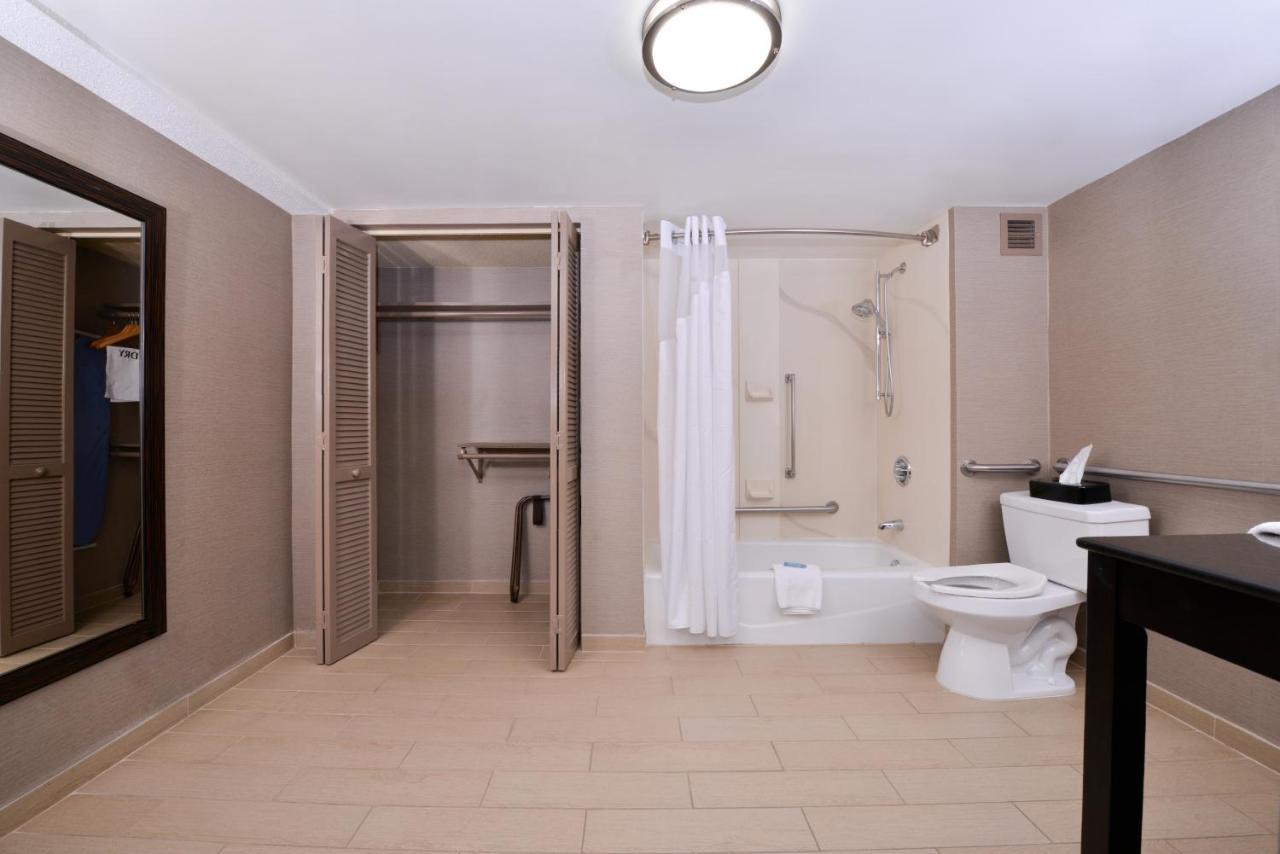 Holiday Inn Express Burlington By Ihg Bagian luar foto