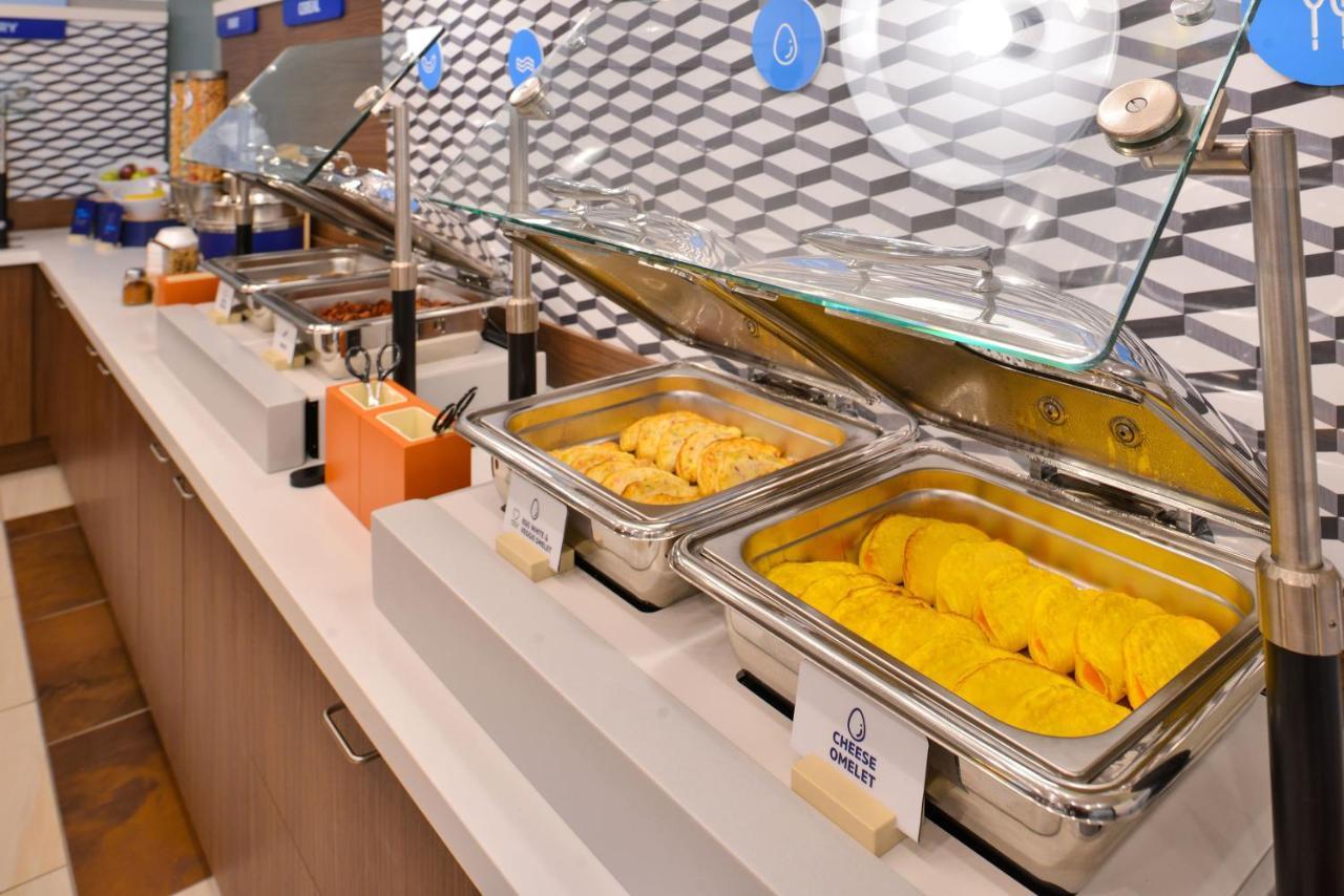 Holiday Inn Express Burlington By Ihg Bagian luar foto