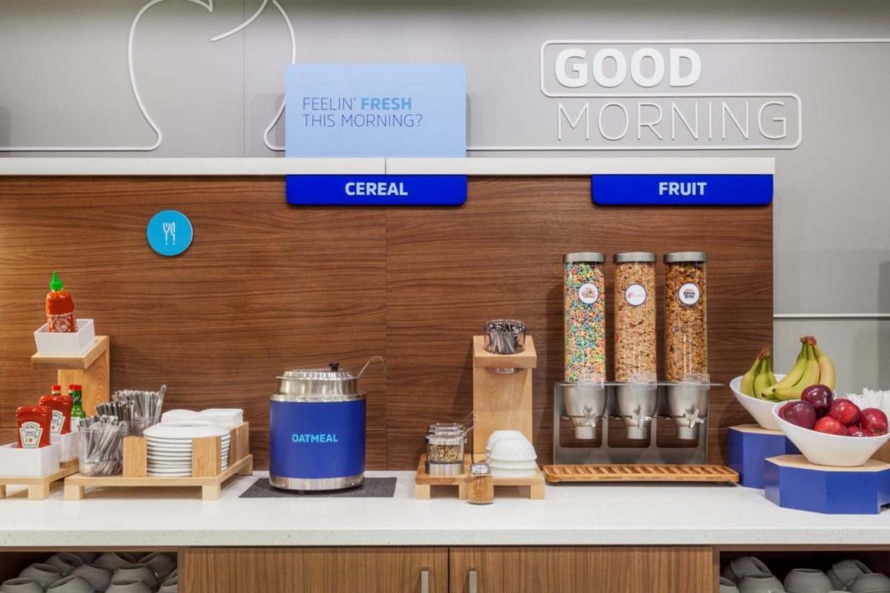 Holiday Inn Express Burlington By Ihg Bagian luar foto