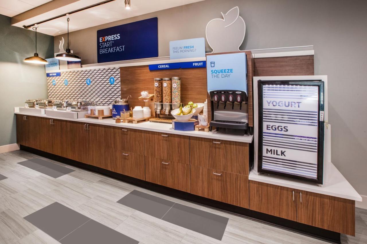 Holiday Inn Express Burlington By Ihg Bagian luar foto