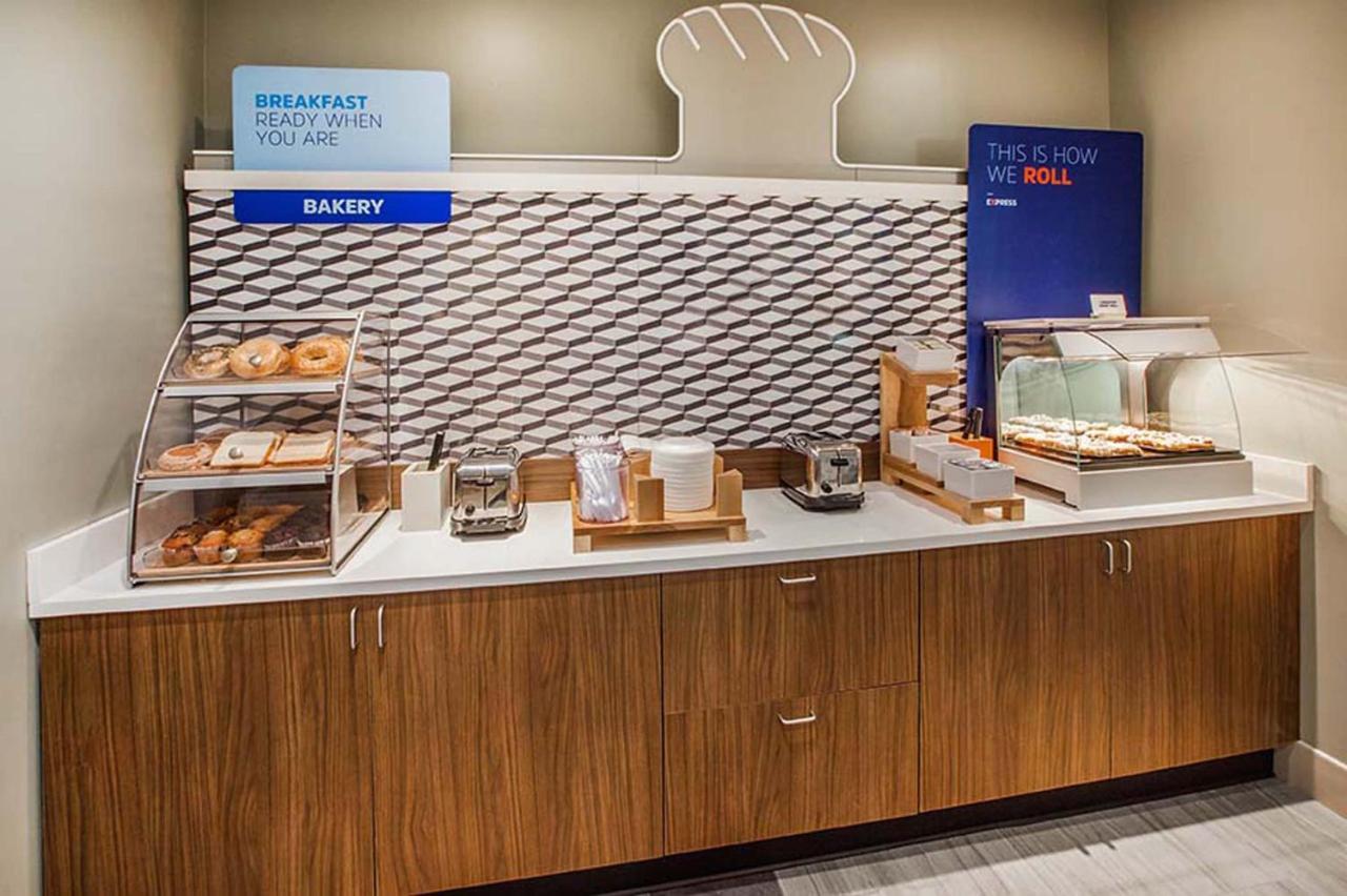 Holiday Inn Express Burlington By Ihg Bagian luar foto