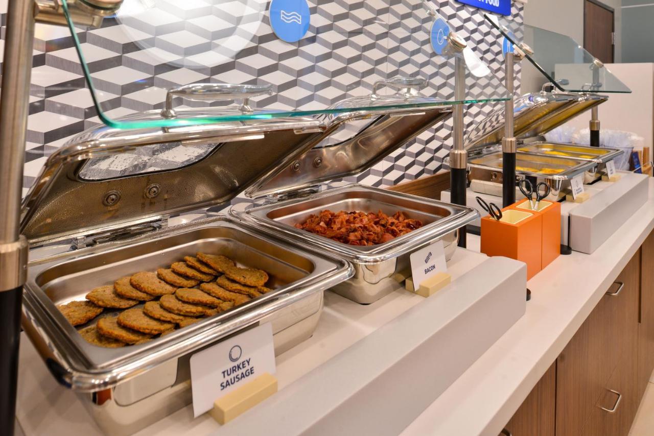 Holiday Inn Express Burlington By Ihg Bagian luar foto